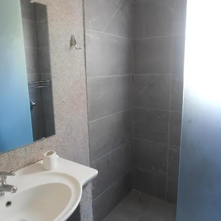 מלון Frosini Gardens 3*