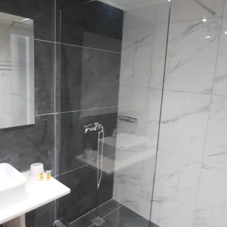Frosini Gardens מלון 3*