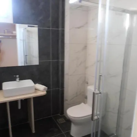 מלון Frosini Gardens 3*