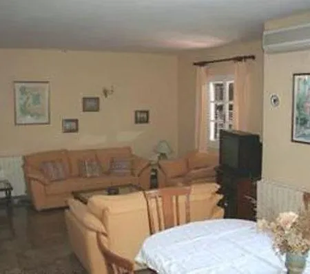 מלון Frosini Gardens 3*