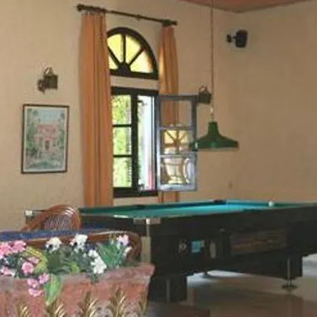 Frosini Gardens מלון 3*
